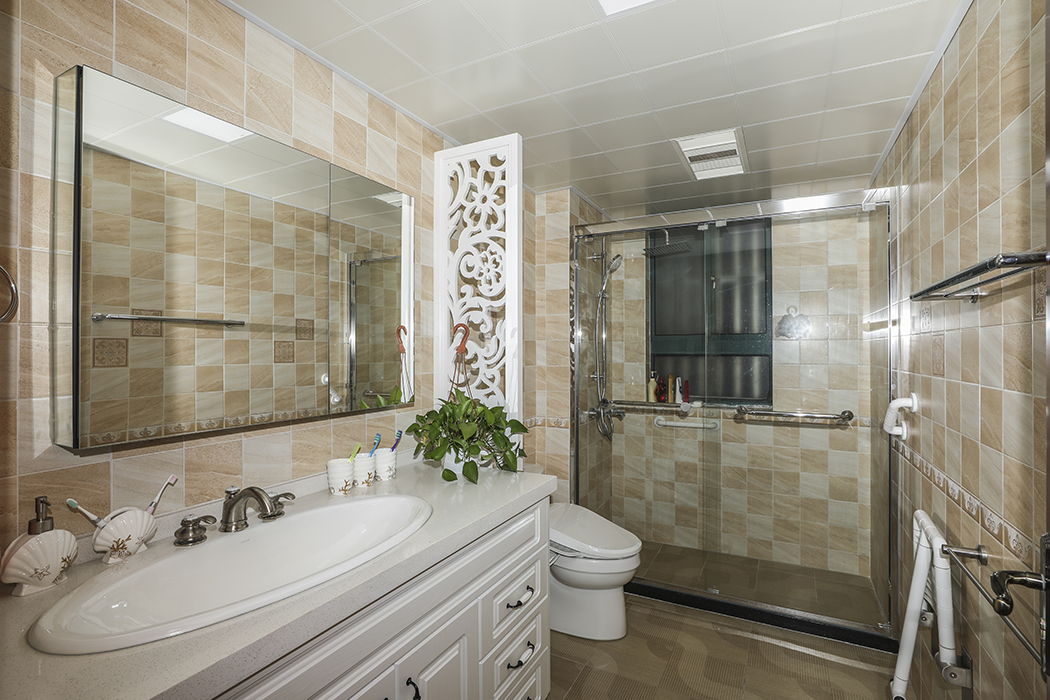 衛生間：線條簡單、色彩明亮，以簡約的線條代替復雜的花紋，采用更為明快清新的顏色，兼容華貴典雅與時尚現代，反映出后工業時代個性化的美學觀點和文化品位。