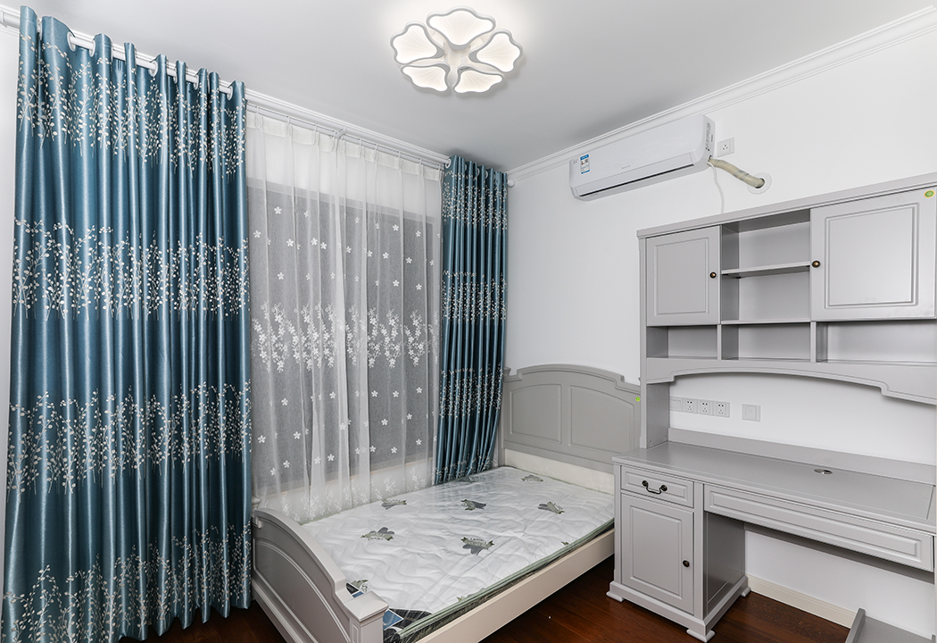 兒童房是孩子休息和學習的場所，色調上要安靜有內涵，不宜輕浮、華艷，讓孩子能靜下心來學習功課。灰色的床和灰色的寫字臺組合，讓空間不大的兒童顯得很寬闊許多，灰色給人的感覺比較平衡、才智、成熟。頂面梅花狀的造型吸頂燈，讓整個空間活躍而不呆板，有內涵不俗氣。
