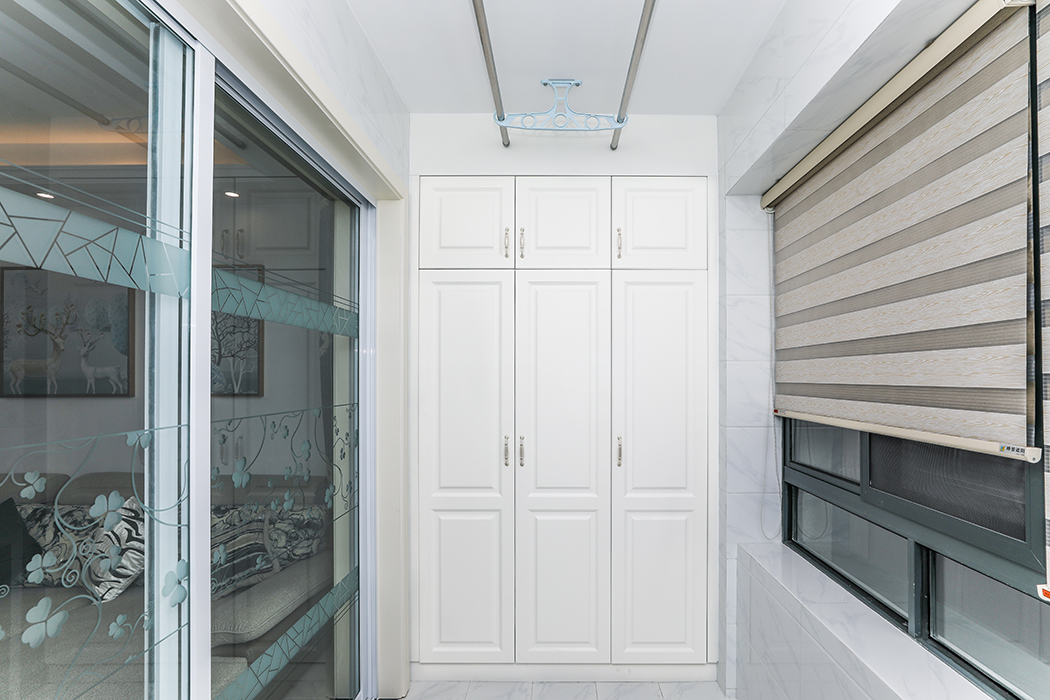 陽臺的另一面做一個大儲物柜，可以收納主人一切的雜物。
