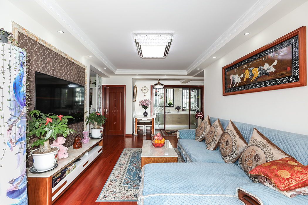 客廳使用了簡單的中式風格裝修背景墻，采用墻紙的形式。增加了空間的層次感，給人一種大氣穩重的感覺，同時棕色的沙發配上古色古香的壁畫更是加強了空間視覺感。讓中式風格裝修的空間不再單調，形成了簡約與復雜，現代與傳統的完美結合。
