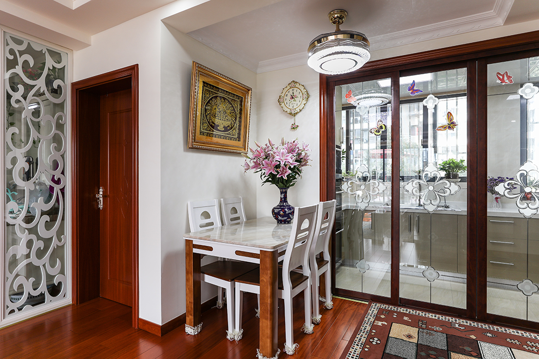 進戶處本來是一堵墻面，現場結構做了一個大的調整，廚房橫跨了2個房間，空出來的空間全部規劃到餐廳，大面積增加了空間的利用率以及加強了光線！
