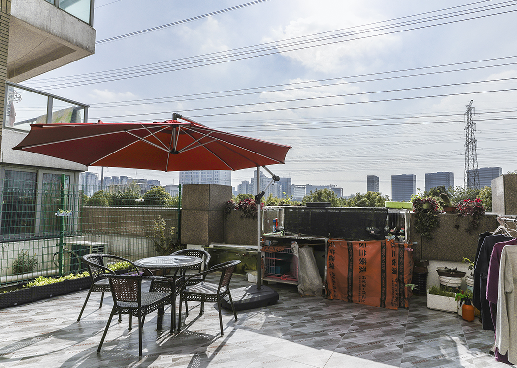 露臺的設計讓整個家里多了一片凈土，明媚的陽光，一本書，一壺茶 讓生活更加的美好！。