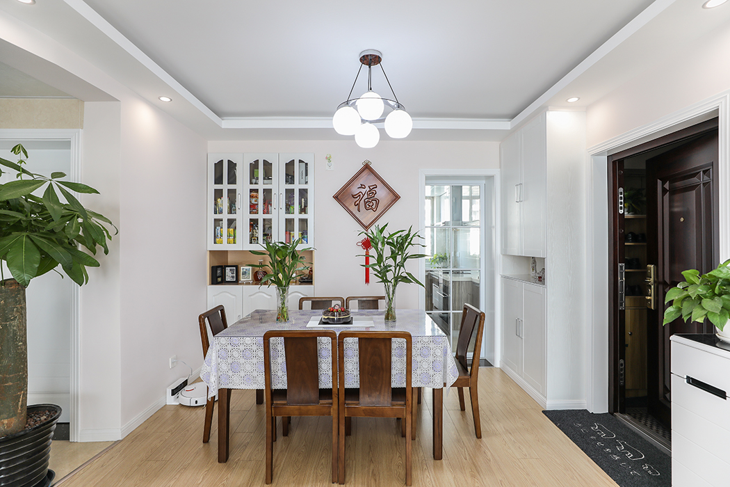 給現(xiàn)代簡(jiǎn)約客廳帶給人一種清爽的感覺(jué)
