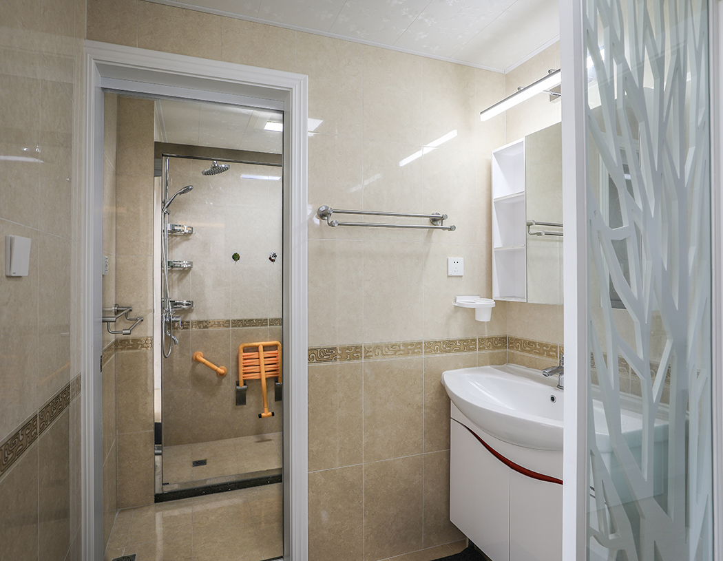 餐廳的設(shè)計(jì)利用了原本的陽(yáng)臺(tái)門(mén)洞，巧妙的制作了一個(gè)餐邊柜，功能美觀相結(jié)合，在餐桌的墻面上擺放一些裝飾畫(huà)，以達(dá)到增加餐廳的情調(diào)。而餐桌上的綠色植物，則起到了畫(huà)龍點(diǎn)睛的作用，使環(huán)境充滿生機(jī)與活力。
