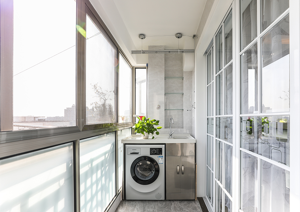 次臥的墻面顏色以清爽的藍(lán)色為基調(diào)，業(yè)主的兒子是個(gè)忠實(shí)的手辦愛(ài)好者，明亮的飄窗上面擺滿了他的收藏。
