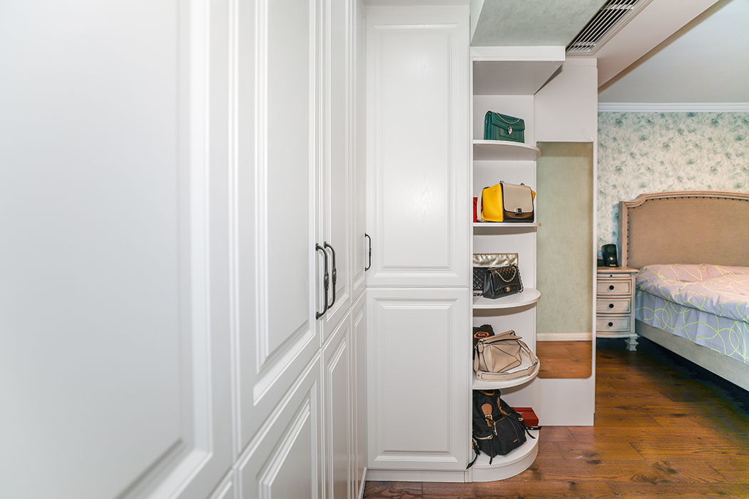 衣帽柜轉(zhuǎn)角的敞開式展示架，放置包包。瑟琳，寶格麗，香奈兒這些國(guó)際品牌也與美式風(fēng)格遙相呼應(yīng)，彰顯主人的品味與地位。
