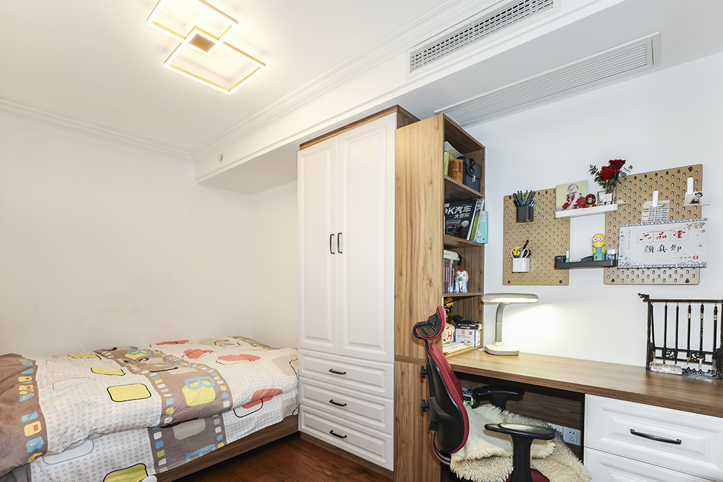 兒童房的衣柜與書柜背靠背設(shè)計(jì)，布局合理，充分利用了整個(gè)空間。
