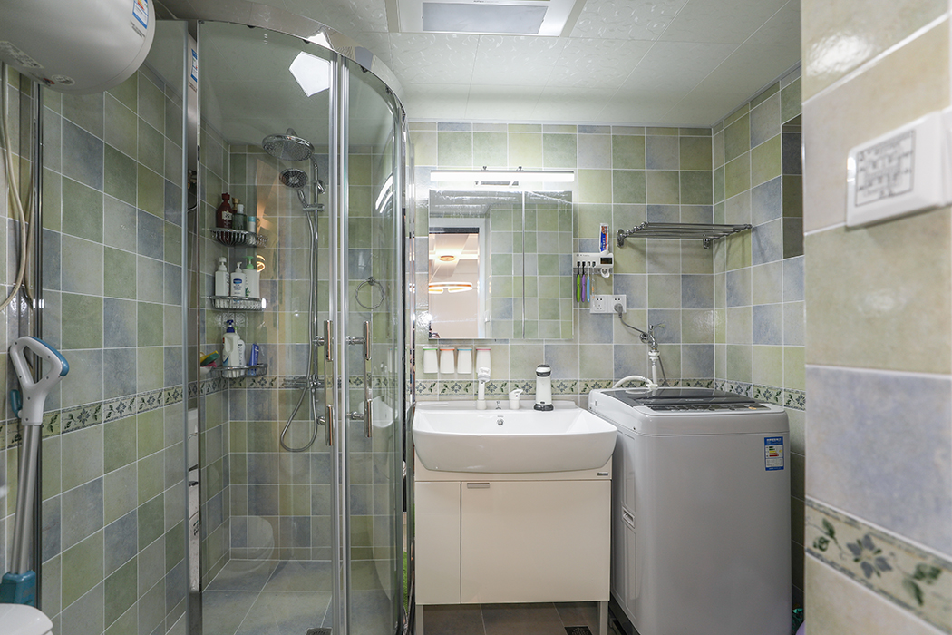 衛(wèi)生間布局合理，臺(tái)盆龍頭利用抽拉式，合理而方便使用。電熱水器的使用，解決了水管太遠(yuǎn)而導(dǎo)致的問題，方便主人的使用。