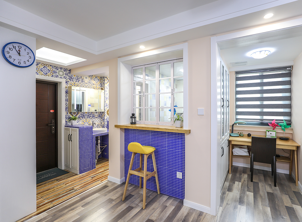 這種卡座依墻而設(shè)，是裝修中最為常見的形式，直線型結(jié)構(gòu)既簡單又節(jié)省空間。搭配座椅使用，相對來說比較靈活。所以，適合大部分家庭
