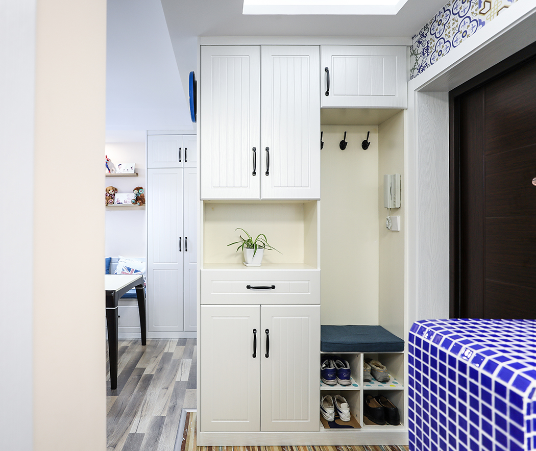 顯的臥室整潔大方