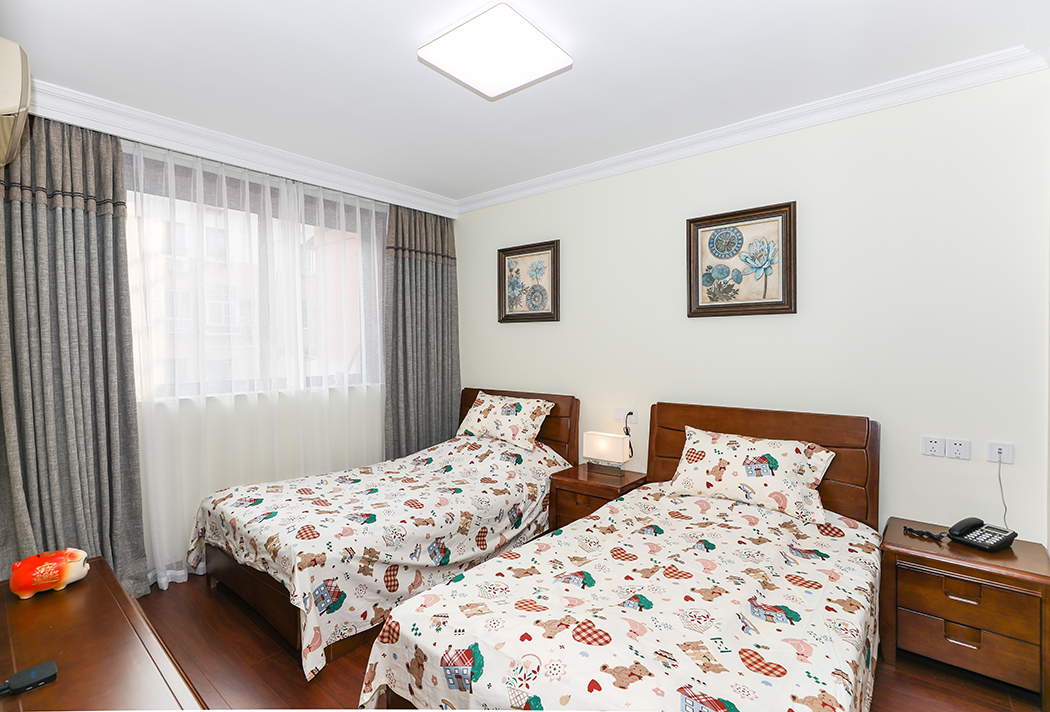 本案以“雅”為題，在整體空間中和諧基調上彰顯出浪漫的氣質，軟裝與硬裝上的中式元素的運用，成就了本案的精髓與靈魂，設計中不拘泥于單一的設計風格，力圖在奢華優雅中呈現出中式的文化氣息，追求深沉里顯露尊貴，典雅中浸透奢華的設計表現。
