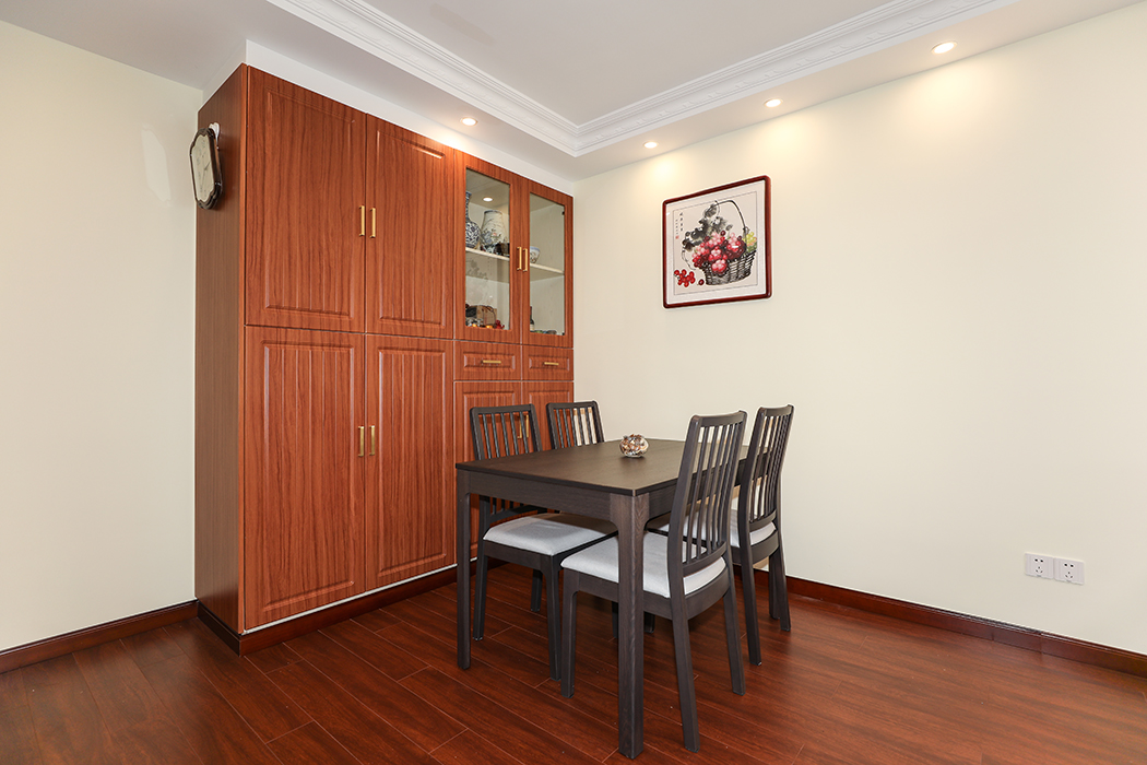 本案以“雅”為題，在整體空間中和諧基調上彰顯出浪漫的氣質，軟裝與硬裝上的中式元素的運用，成就了本案的精髓與靈魂，設計中不拘泥于單一的設計風格，力圖在奢華優雅中呈現出中式的文化氣息，追求深沉里顯露尊貴，典雅中浸透奢華的設計表現。
