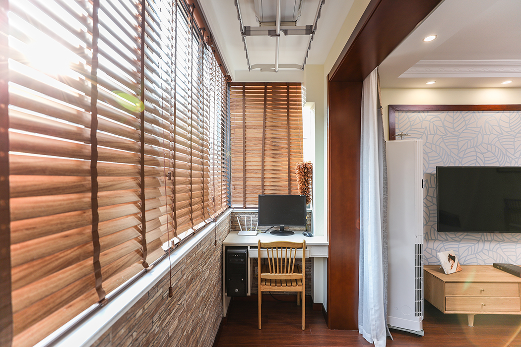  陽臺水木休閑椅，與客廳的風格遙相呼應，仿古的室外墻站作為點綴，即有大自然賜予的天然感，也貼合了陽臺作為客廳一部分的整體感，實木而有高檔的百葉簾，反應客戶的品味與追求。
