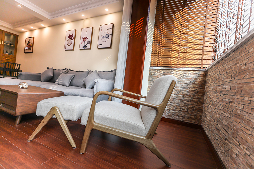  陽臺水木休閑椅，與客廳的風格遙相呼應，仿古的室外墻站作為點綴，即有大自然賜予的天然感，也貼合了陽臺作為客廳一部分的整體感，實木而有高檔的百葉簾，反應客戶的品味與追求。
