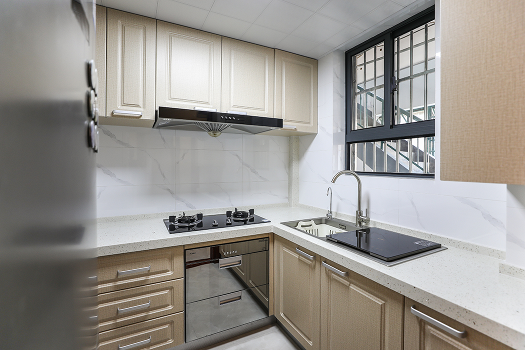 廚房采用和整體風格一樣的木紋飾面板，整體簡介實用，大方唯美，具有功能性極強的空間感，
