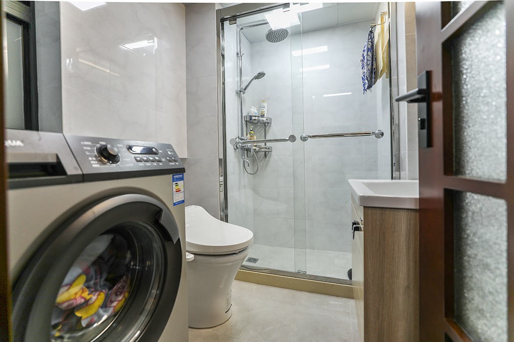 衛生間極功能性，實用性，嵌入式臺盆，洗衣機，智能馬桶，簡潔的條形淋浴房，宜居的家居表象。
