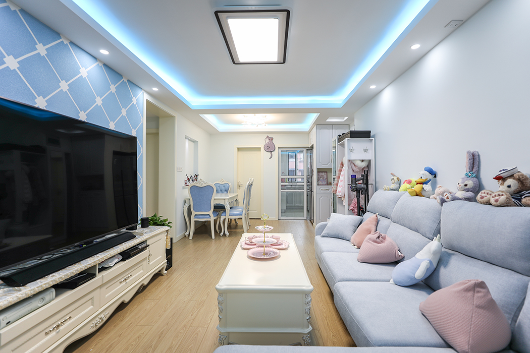 客餐廳頂面區域劃分明顯，柔和的燈光營造溫馨的畫面，歐式的家居加上淺色的地板使空間整體更加和諧！
