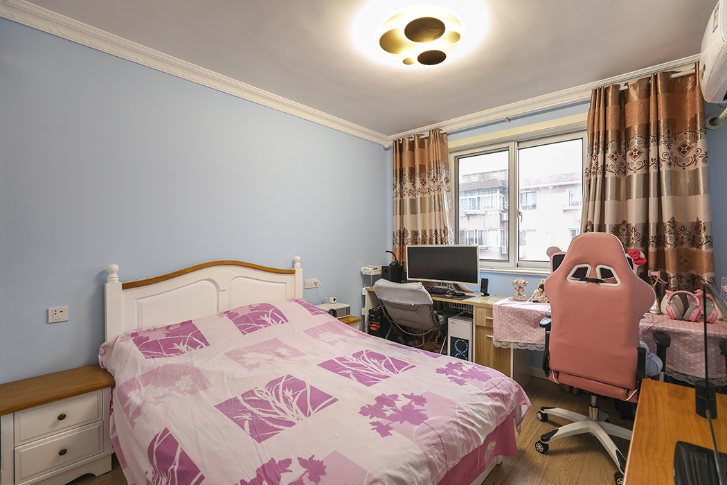 次臥主要以實用為主，墻面采用明亮的藍色系，讓孩子在學習中更能集中注意力，整個臥室沒有多余的裝飾，主要能讓孩子能安心的學習
