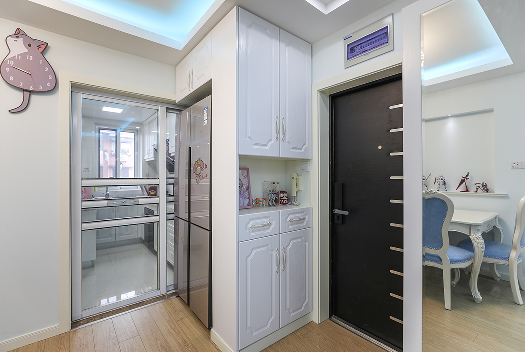 有人會說家里地方有限，進門就是廳，不存在玄關。定制鞋柜就能無中生有，根據空間面積設計，開門就是廳，就利用鞋柜做隔斷，鞋柜是進門處的第一道風景線，通過設計后，也能室展示柜，可以擺放花卉和展示品 