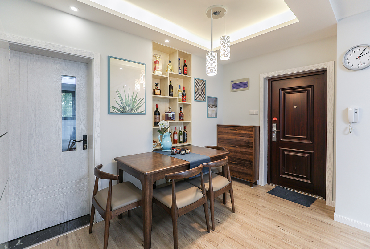 餐廳區(qū)，緊靠廚房門口，1.5米的餐桌，業(yè)主喜歡做各種美食，又喜歡聚餐，居家時(shí)靠墻，聚餐時(shí)放中間，約三兩好友，邊吃邊聊，生活不是應(yīng)當(dāng)如此嗎？
