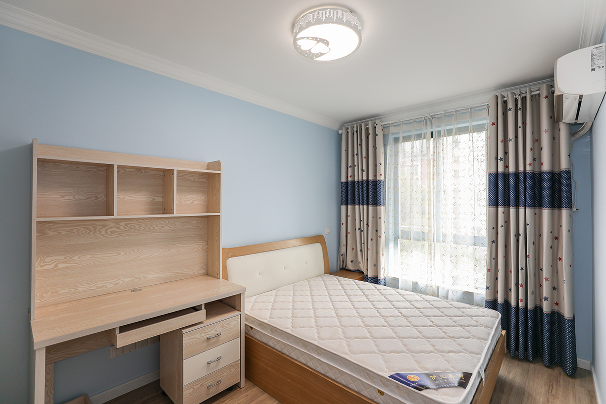 次臥，整體色調(diào)和主臥一致，也沒(méi)有裝電視，一是目前孩子還小，不看電視為好，二是現(xiàn)在也不太需要，所以摒棄了傳統(tǒng)的臥室格局。不過(guò)在床的旁邊留下了書(shū)桌和電腦臺(tái)的位置，可以寫(xiě)作業(yè)，偶爾也可以上上網(wǎng)，休閑一下。
