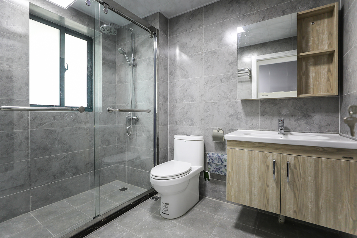 衛(wèi)生間，采用水泥質(zhì)感的瓷磚搭配掛墻木紋色臺(tái)盆柜，地道的北歐風(fēng)，一切是那么的協(xié)調(diào)，也方便打掃衛(wèi)生。