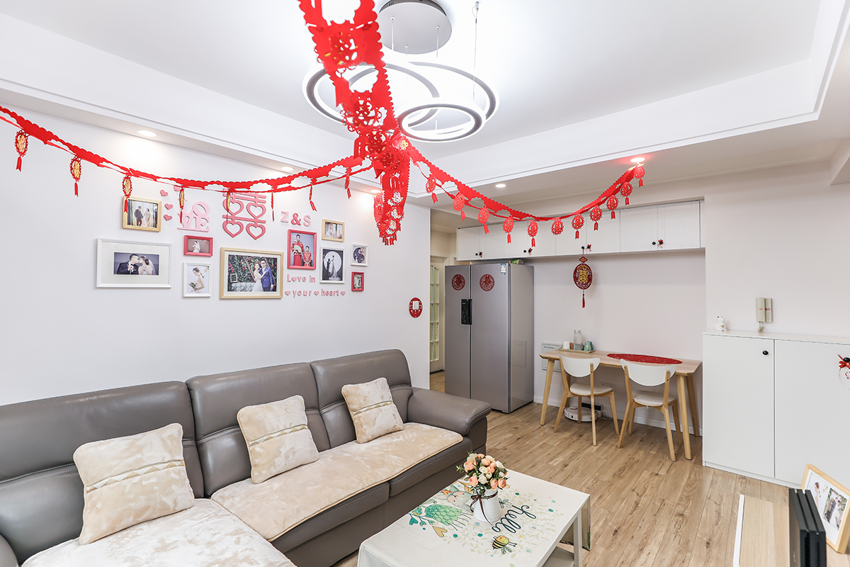 客廳電視背景墻無需過多點綴，有硅藻泥的肌理就足以裝飾，讓人有一種渾然天成之感，住在其間，不會生出厭煩，是當下比較時尚的處理方式，配上北歐風格常采用的原木，讓人頓覺自然舒暢，完全沒有化學制品的突兀之感，待在其間，愜意斐然。
