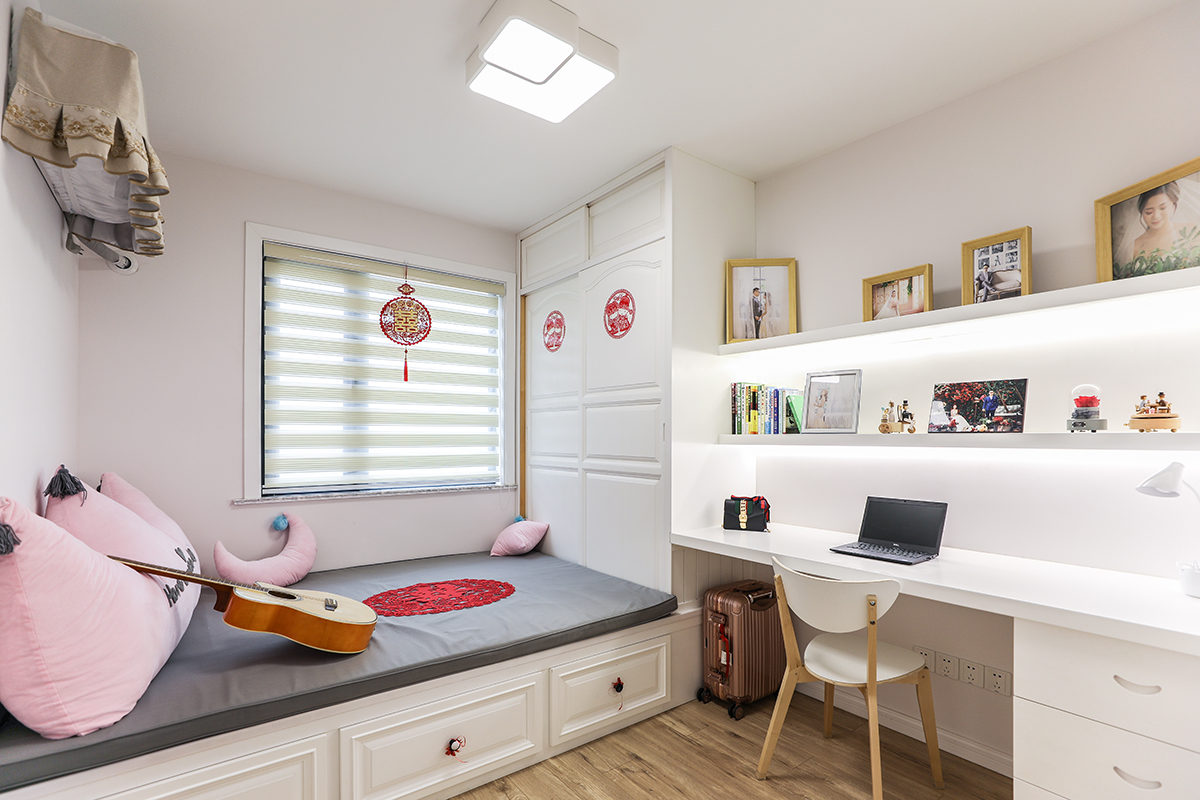 榻榻米的臥室兼書房，空間不大，但滿足了臥室的基本需求，兼備了收納，休息，休閑等功能。一室多用， 變換自如。
