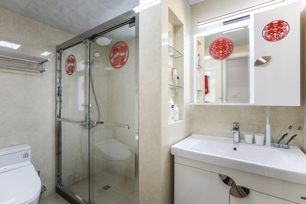 北歐風格講究無拘無促、自由寫意，追求寬敞明亮的空間感，常用鏡面、玻璃等材質增加空間層次，從視覺上放大衛生間。使得衛生間更顯干凈和大氣。