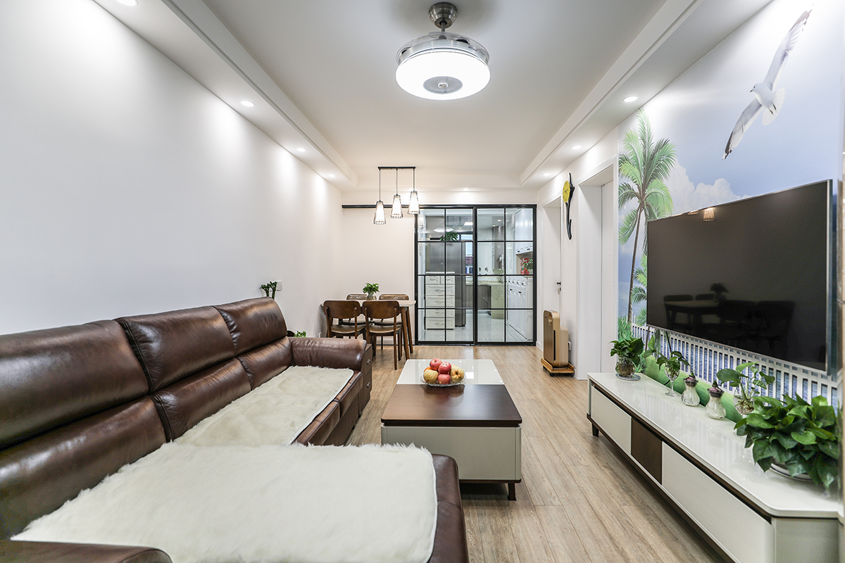 有了家才有生活。該業(yè)主事業(yè)有成，追求高品質(zhì)生活。整體的室內(nèi)設(shè)計，以現(xiàn)代時尚為主，配以簡單大氣的風格點綴，二者渾然一體的融合在空間的每處細節(jié)，視覺上通透大氣、華麗高貴，展現(xiàn)了主人優(yōu)雅的內(nèi)涵和品位。
