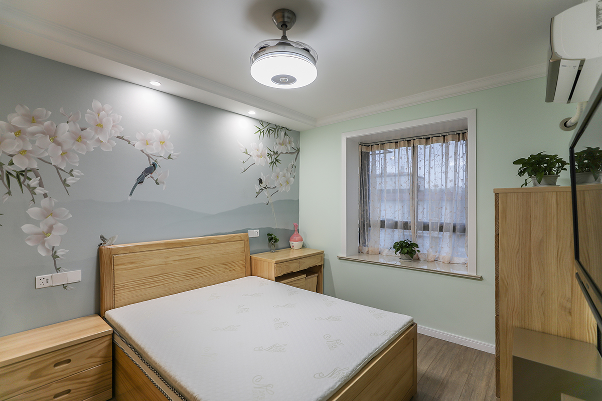 主臥采用原木色的家具，使臥室更加溫馨和諧，原本老房子沒有飄窗，利用空調(diào)外機尺寸做了個飄窗，增加了實景延伸感。
