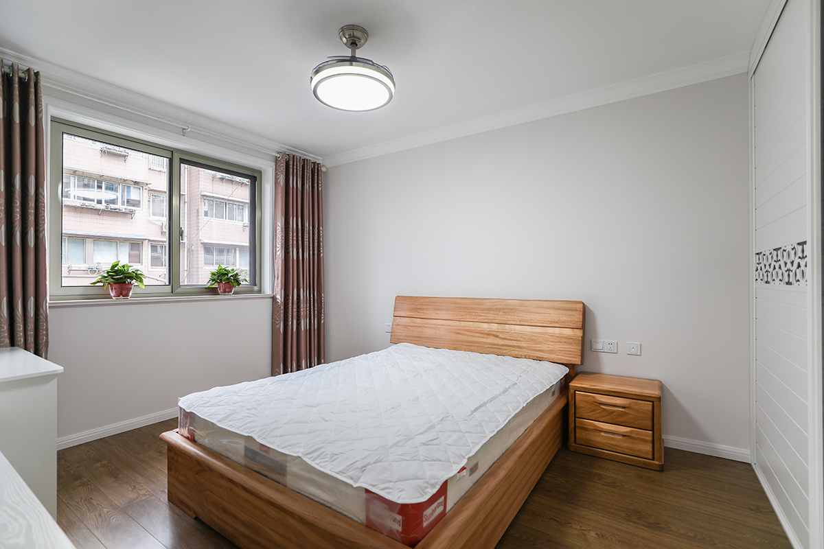 次臥室為兒童房采用藍(lán)色系為主的色彩搭配，整個(gè)房間以淺藍(lán)色為主體，加上木紋和白色門板的家具的搭配，使得整體色調(diào)非常的協(xié)調(diào)，內(nèi)飄窗的設(shè)計(jì)在極小的空間使得活動空間的整體釋放。
