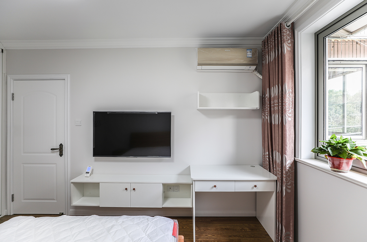 次臥室為兒童房采用藍(lán)色系為主的色彩搭配，整個(gè)房間以淺藍(lán)色為主體，加上木紋和白色門板的家具的搭配，使得整體色調(diào)非常的協(xié)調(diào)，內(nèi)飄窗的設(shè)計(jì)在極小的空間使得活動空間的整體釋放。
