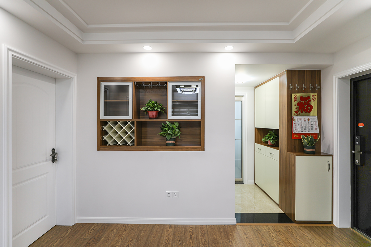 客餐廳采用了深色柚木色的柜子，使得空間得以充分利用，無意中給餐廳增添一處亮點(diǎn)，灰色的墻面和灰色木紋的地板加以白色的木門使得簡約元素非常的充足，，門廳衣帽柜給業(yè)主提供非常充足換衣和換鞋空間，空間全部留給生活活動，得以空間的最大化。
