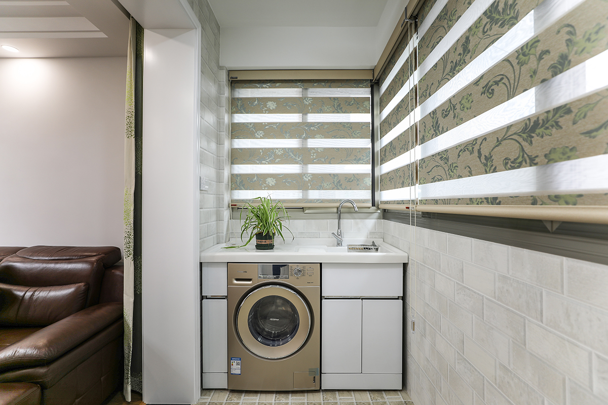 陽臺墻磚采用灰色的外墻磚小磚的設(shè)計(jì)風(fēng)格，地磚采用仿古磚，使得陽臺整體設(shè)計(jì)風(fēng)格非常的復(fù)古溫馨，窗簾的間斷色彩設(shè)計(jì)，使得格調(diào)非常的新穎，整體格調(diào)非常的干凈清爽。