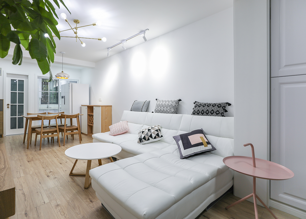 淺色做舊地板和實木電視柜、實木茶幾、實木餐桌相呼應(yīng)，色調(diào)上協(xié)調(diào)統(tǒng)一，造型上簡潔大方，方中有圓，圓中有方，中規(guī)中矩，既能讓年輕人喜愛，又能讓老年人接受。
