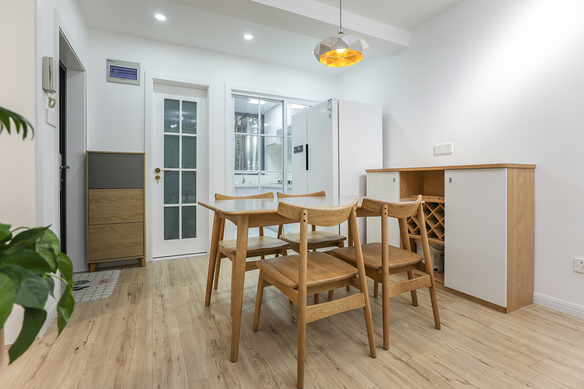 餐廳以實木餐桌、實木餐邊柜和雙門冰箱三位一體集中布置，滿足了該居室老人要求空間以實用功能為主的需求，上方的圓形吊燈一下子讓餐廳活躍起來了，讓餐廳既簡潔、又奢華低調(diào)。
