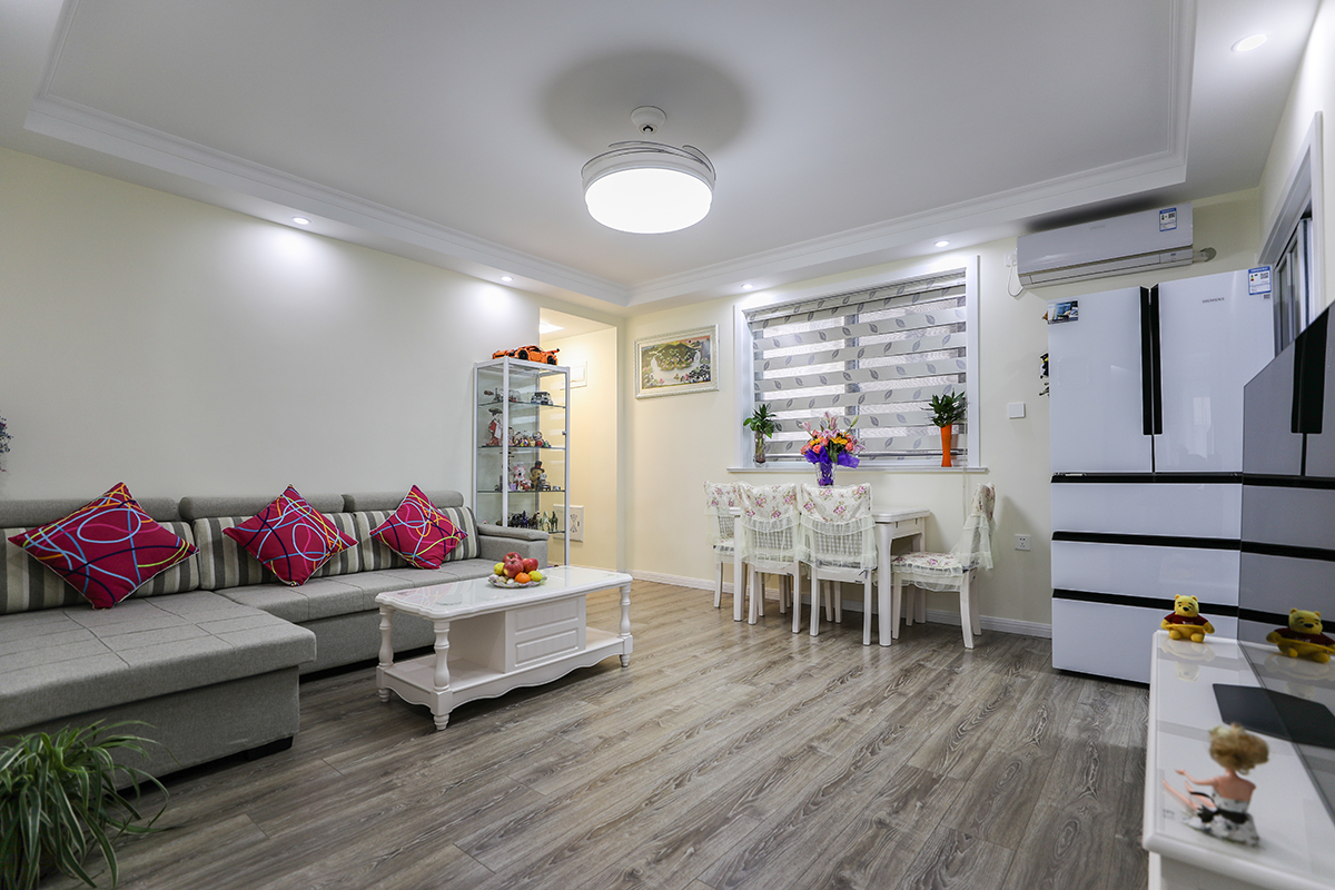 餐廳的最佳位置是在客廳旁邊，與私人空間分開。在設(shè)計(jì)時(shí)思考了家庭成員的數(shù)量，訪客量和家族風(fēng)格，它透過擺設(shè)家具，建立了一個(gè)穩(wěn)定的區(qū)域，在所帶給的空間里滿足需求。這樣的空間構(gòu)造為的是在最佳位置欣賞花園和風(fēng)景，并建立一個(gè)穩(wěn)定的氣氛。
