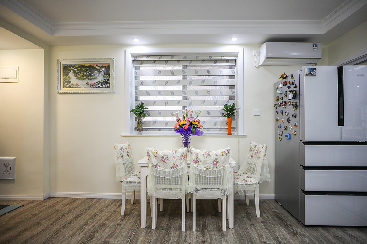 餐廳的最佳位置是在客廳旁邊，與私人空間分開。在設(shè)計(jì)時(shí)思考了家庭成員的數(shù)量，訪客量和家族風(fēng)格，它透過擺設(shè)家具，建立了一個(gè)穩(wěn)定的區(qū)域，在所帶給的空間里滿足需求。這樣的空間構(gòu)造為的是在最佳位置欣賞花園和風(fēng)景，并建立一個(gè)穩(wěn)定的氣氛。
