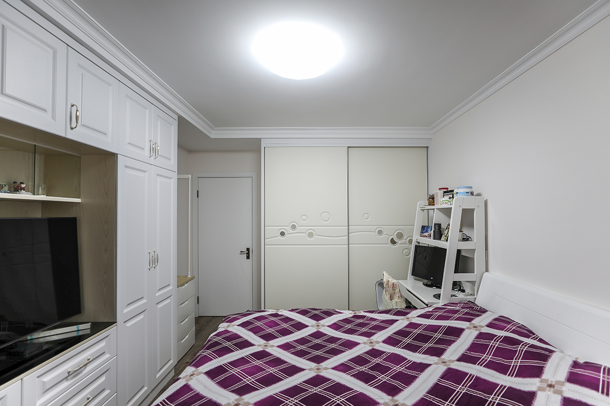 次臥室是用來睡覺和換衣服的地方，但是更準(zhǔn)確的說臥室完全是屬于收納的地方，在那里能夠讀書，看報(bào)，看電視，寫信，喝茶等。當(dāng)你不想被他人打擾你會(huì)躲在次臥室里。   
