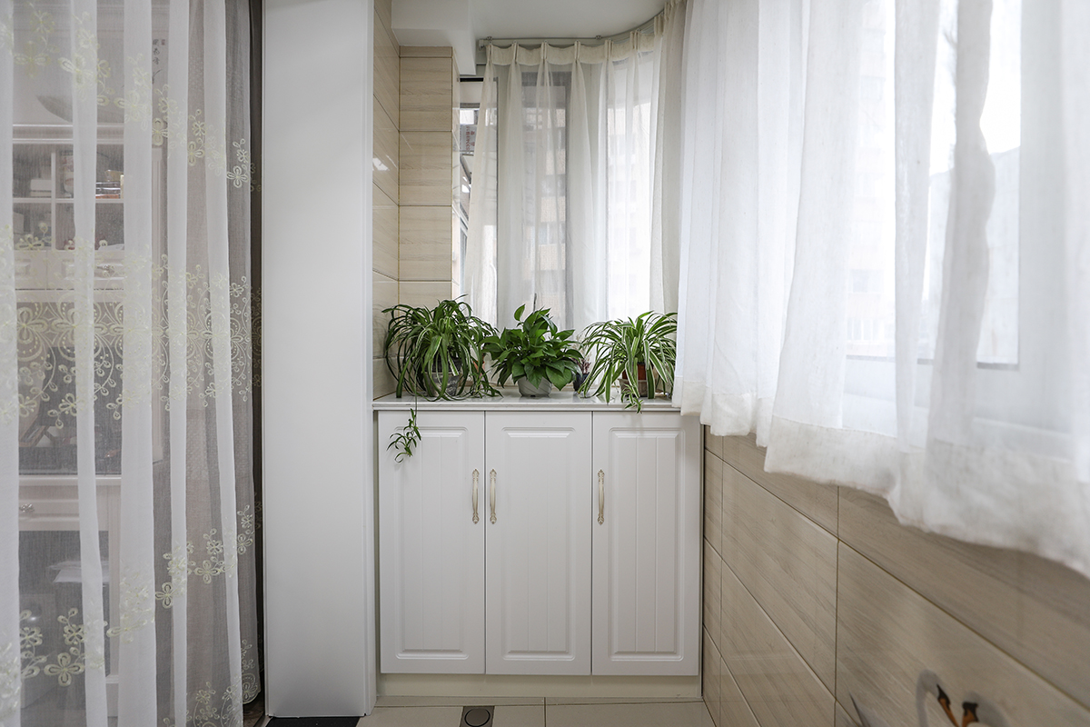 小陽臺(tái)在寬度上也十分有限，典型的迷你型陽臺(tái)，臺(tái)上堆放小花盆，是提升陽臺(tái)品質(zhì)的漂亮手筆，并不占絲毫陽臺(tái)空間色總是可以讓人的心情放松。 