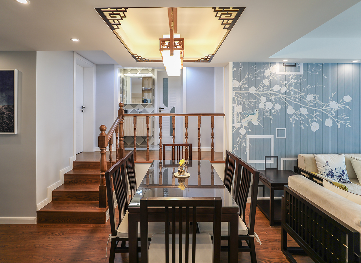 餐廳的效果也非常獨(dú)特，頂面的造型吊頂及中式花格，和新中式的餐桌相互呼應(yīng)，旁邊的樓梯扶手，讓空間的協(xié)調(diào)性更加完美，顯得空間感非常大，實(shí)木的餐邊柜，讓本來(lái)不大的餐廳有了更多的功能性和使用性，
