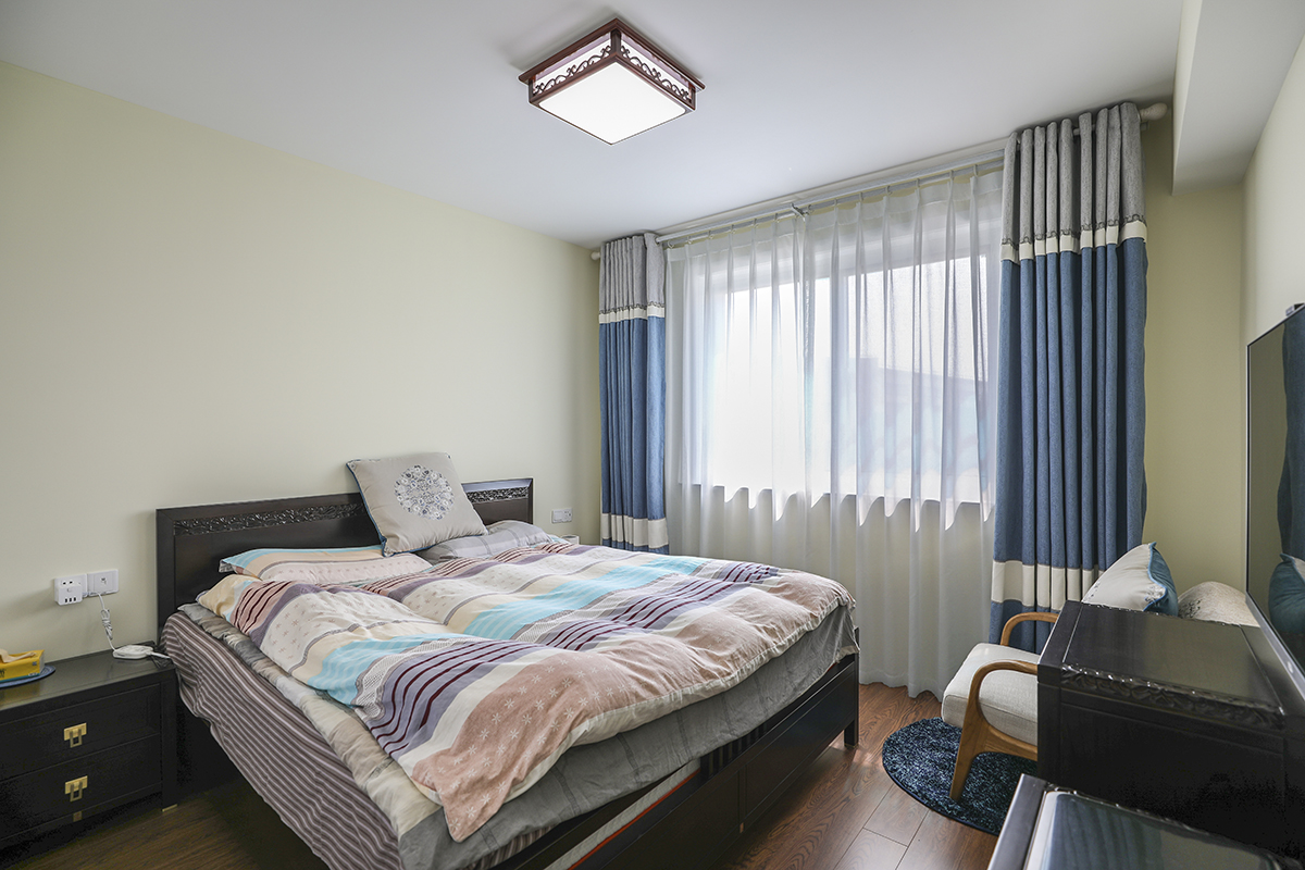 采用低調(diào)，簡(jiǎn)潔，大方，實(shí)用為主的設(shè)計(jì)理念，小臥室的藍(lán)色窗簾，配上小清新的床單，奢華的梳妝臺(tái)，以及主臥的衣帽間，書(shū)房隱藏的衣柜間，讓空間更加有了一些趣味。
