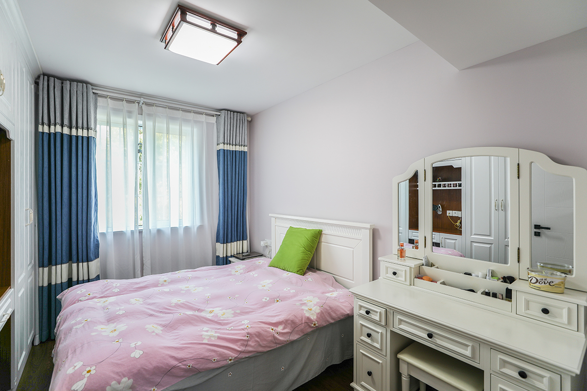 采用低調(diào)，簡(jiǎn)潔，大方，實(shí)用為主的設(shè)計(jì)理念，小臥室的藍(lán)色窗簾，配上小清新的床單，奢華的梳妝臺(tái)，以及主臥的衣帽間，書(shū)房隱藏的衣柜間，讓空間更加有了一些趣味。
