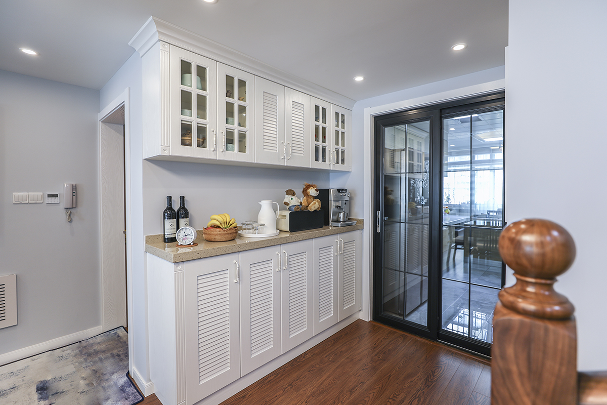 餐廳的效果也非常獨(dú)特，頂面的造型吊頂及中式花格，和新中式的餐桌相互呼應(yīng)，旁邊的樓梯扶手，讓空間的協(xié)調(diào)性更加完美，顯得空間感非常大，實(shí)木的餐邊柜，讓本來(lái)不大的餐廳有了更多的功能性和使用性，
