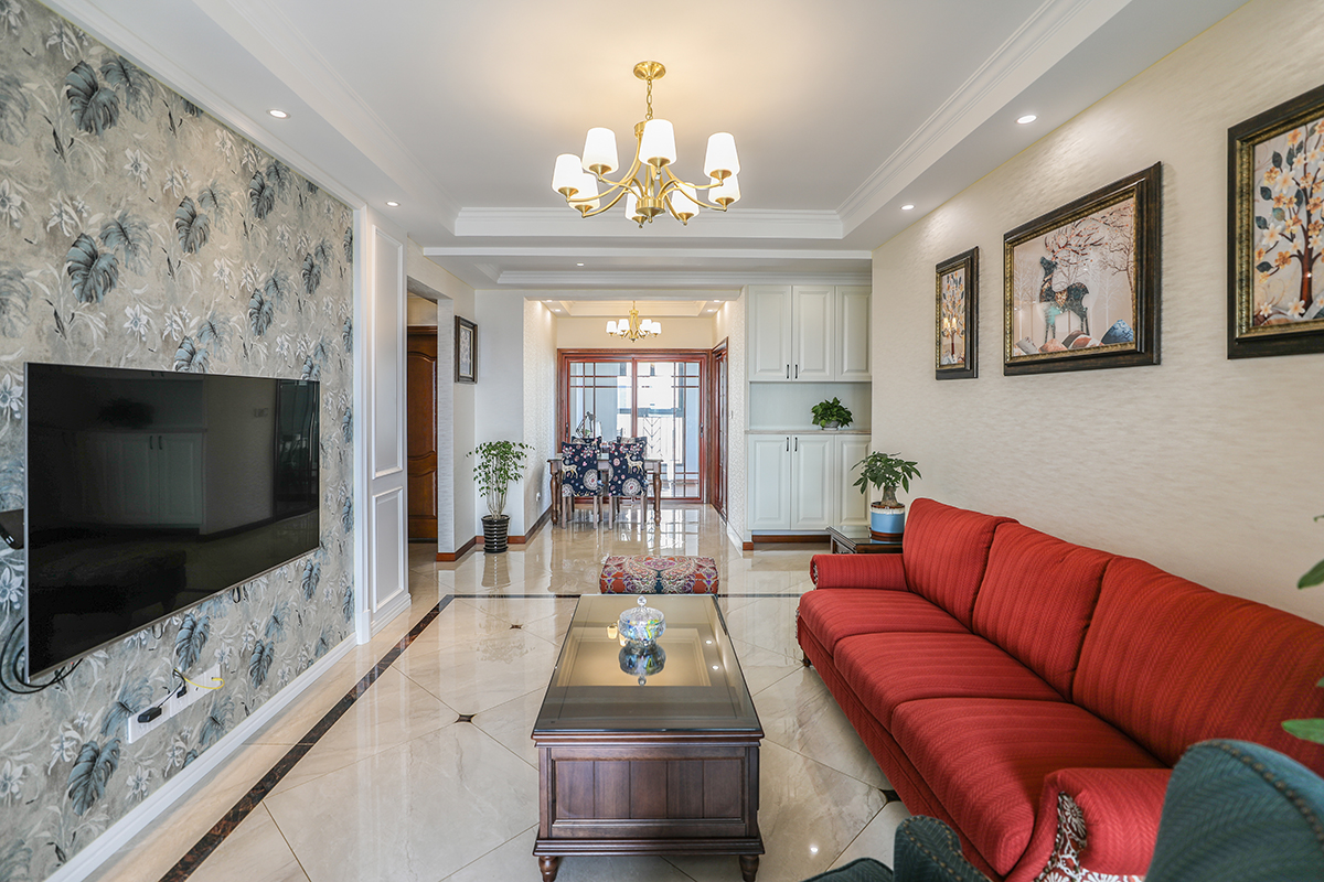 客廳作為待客區域，一般要求簡潔明快，所以使用石材和木飾面裝飾，布藝沙發更有一種美式田園懶散的感覺。
