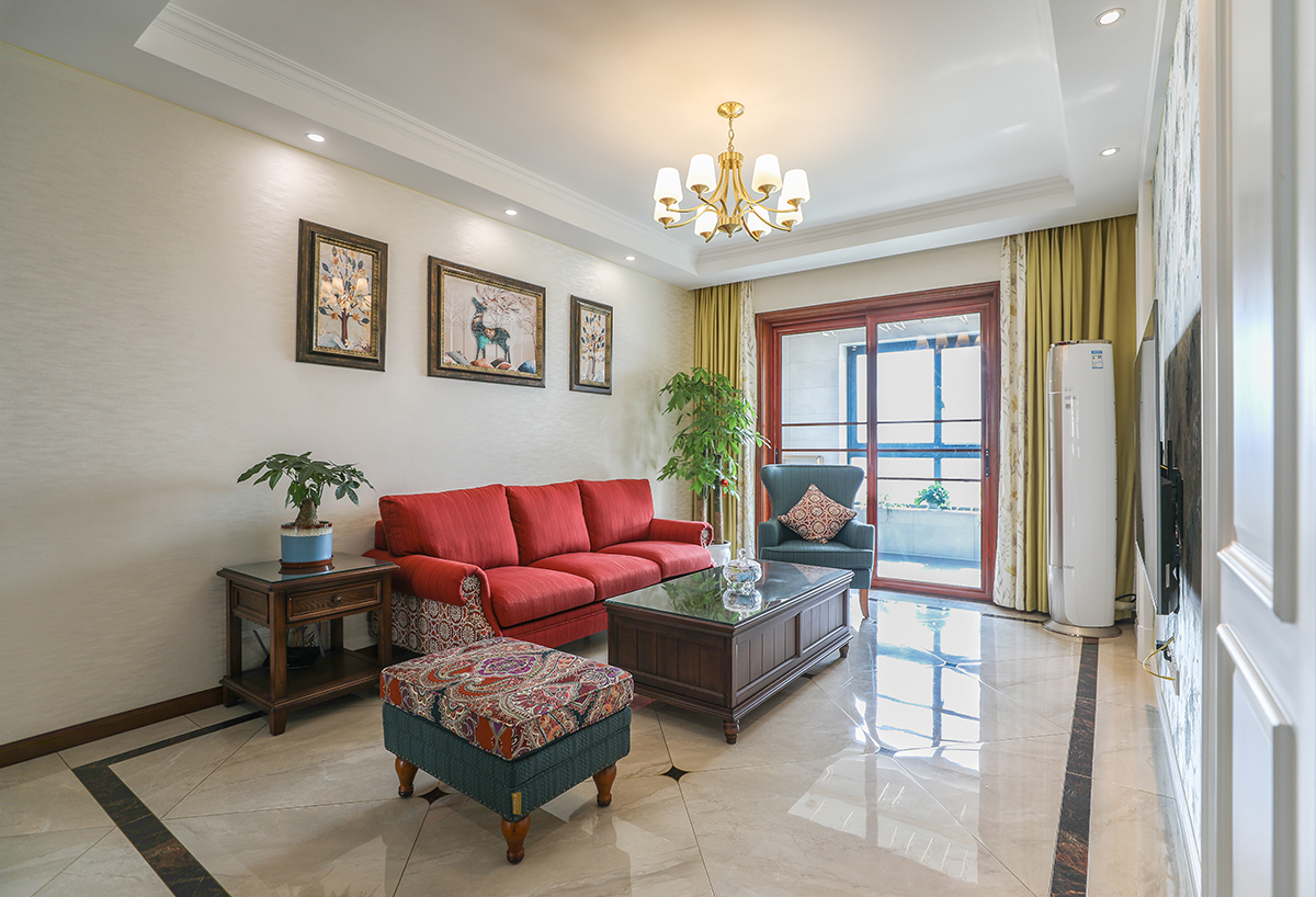 客廳作為待客區域，一般要求簡潔明快，所以使用石材和木飾面裝飾，布藝沙發更有一種美式田園懶散的感覺。
