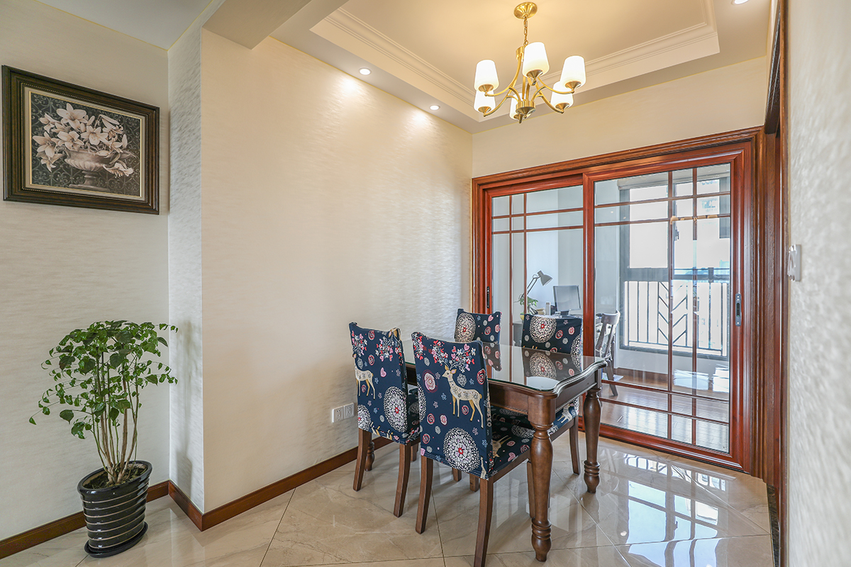 餐廳區域雖然縮小了一部分但是一點也不影響舒適度，地面的菱形鋪貼磚，讓整個客餐廳多了一份活力。
