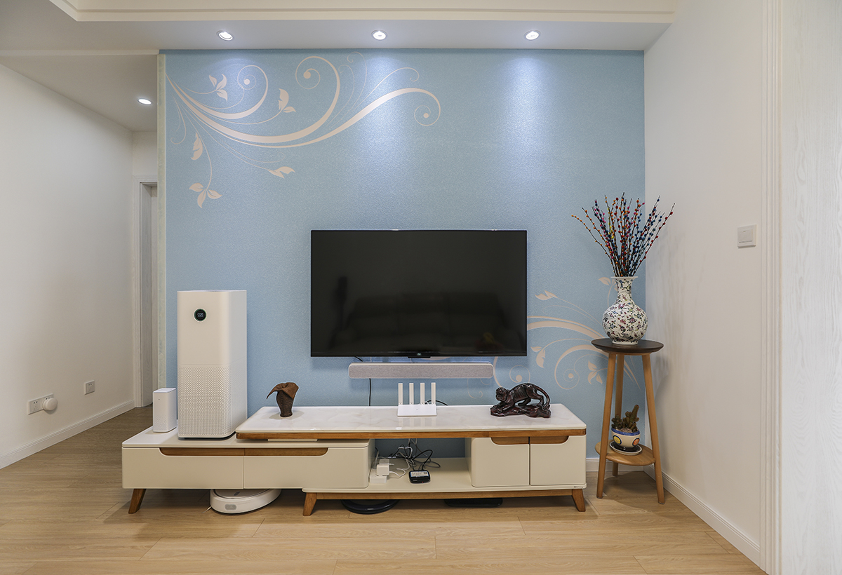 沙發(fā)對(duì)面貼上藍(lán)色的藝術(shù)壁畫(huà)
