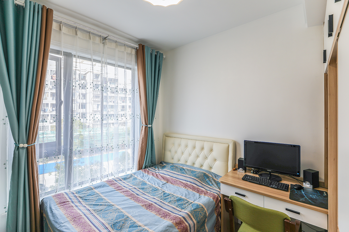 在餐桌上擺放一些裝飾畫(huà)，以達(dá)到增加餐廳的情調(diào)。而餐桌上的綠色植物則起到了畫(huà)龍點(diǎn)睛的作用，使環(huán)境充滿生機(jī)與活力。
